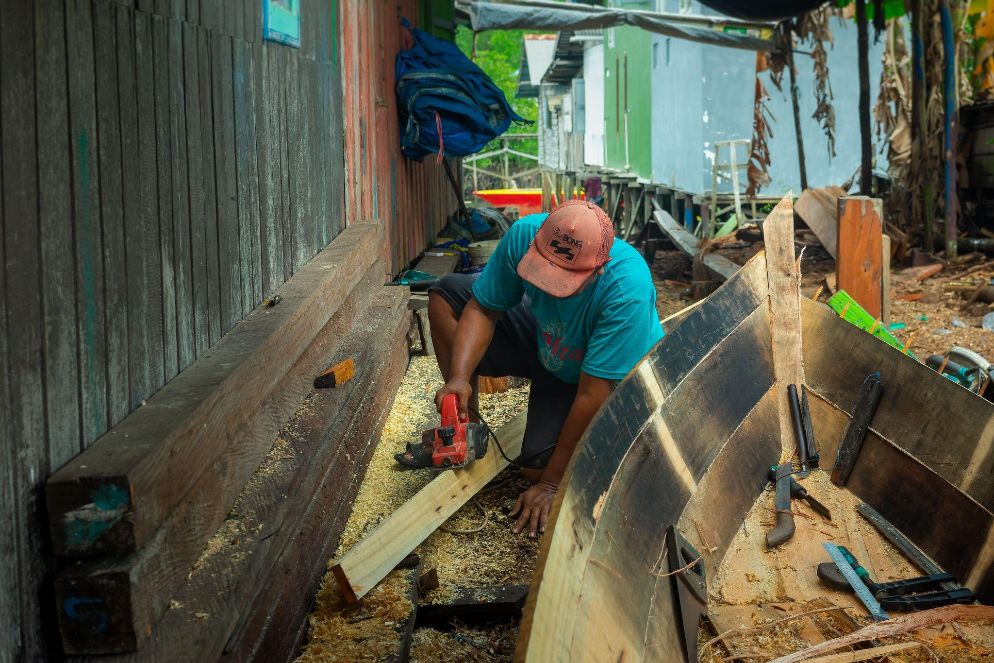 Aktivitas pengrajin kapal kayu tradisional di Pantai Lango. (FOTO: S. Satria)